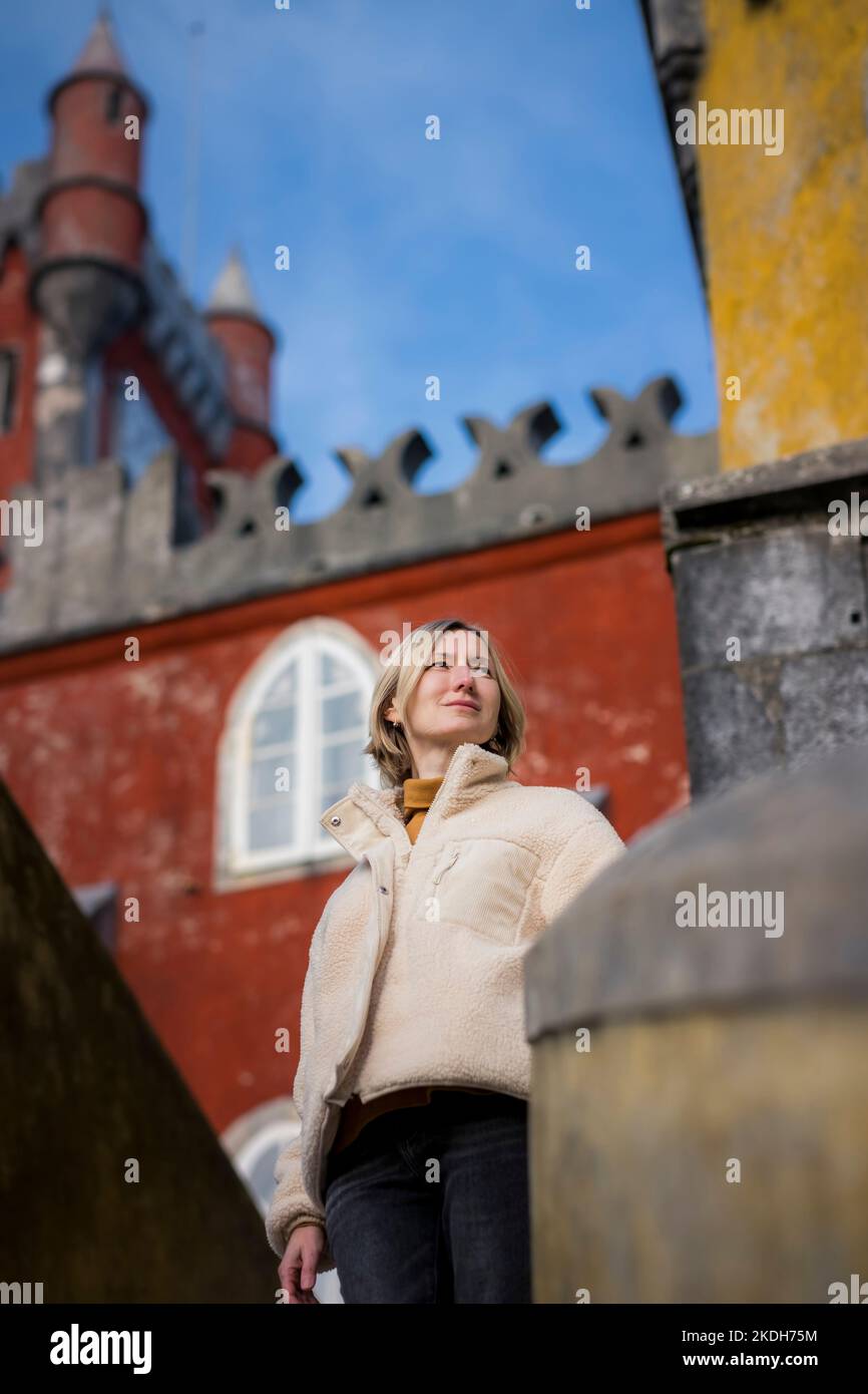 Une femme touriste examine le Palace da Pena à Sintra, Lisboa, Portugal. Banque D'Images