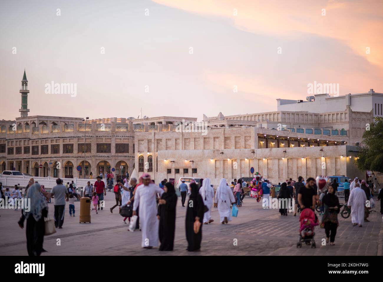 Doha, Qatar - 05 mars 2019 : les rues du marché arabe traditionnel Wakif sont bondées de gens. Banque D'Images Doha, Qatar - 05 mars 2019 : les rues du marché arabe traditionnel Wakif sont bondées de gens. Banque D'Images
