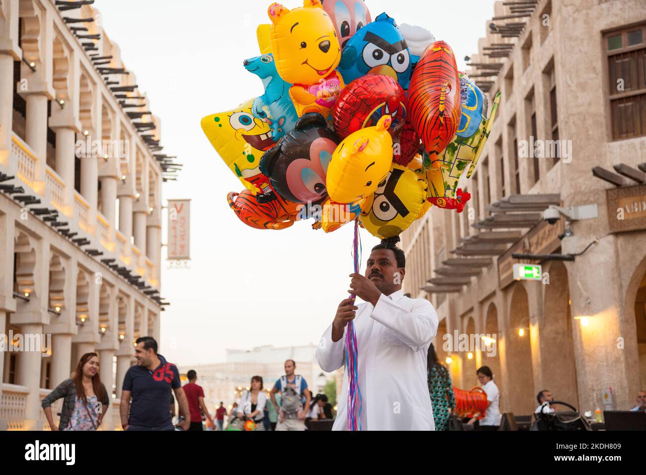 Doha, Qatar - 05 mars 2019 : les rues du marché arabe traditionnel Wakif sont bondées de gens. Banque D'Images Doha, Qatar - 05 mars 2019 : les rues du marché arabe traditionnel Wakif sont bondées de gens. Banque D'Images