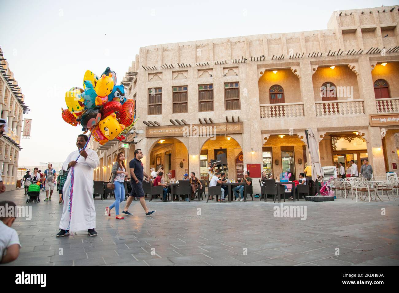 Doha, Qatar - 05 mars 2019 : les rues du marché arabe traditionnel Wakif sont bondées de gens. Banque D'Images Doha, Qatar - 05 mars 2019 : les rues du marché arabe traditionnel Wakif sont bondées de gens. Banque D'Images