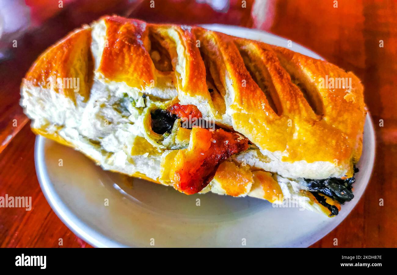 Plats mexicains typiques Tortas Tacos Empanadas et tamales à El Cafecito à Zicatela Puerto Escondido Oaxaca Mexique. Banque D'Images