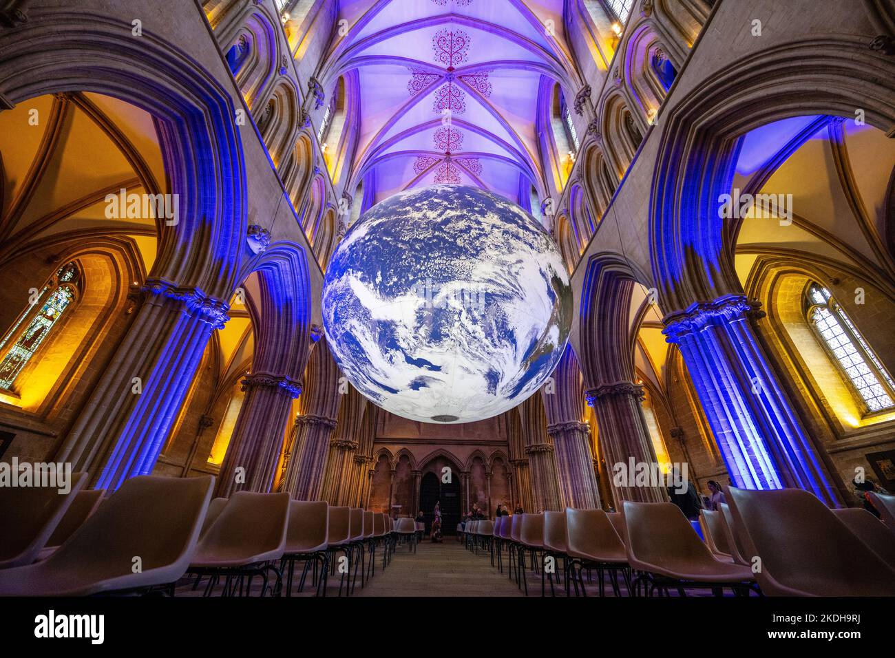 Installation de la terre de Gaia par l'artiste Luke Jerram à la cathédrale de Wells dans le Somerset. Banque D'Images