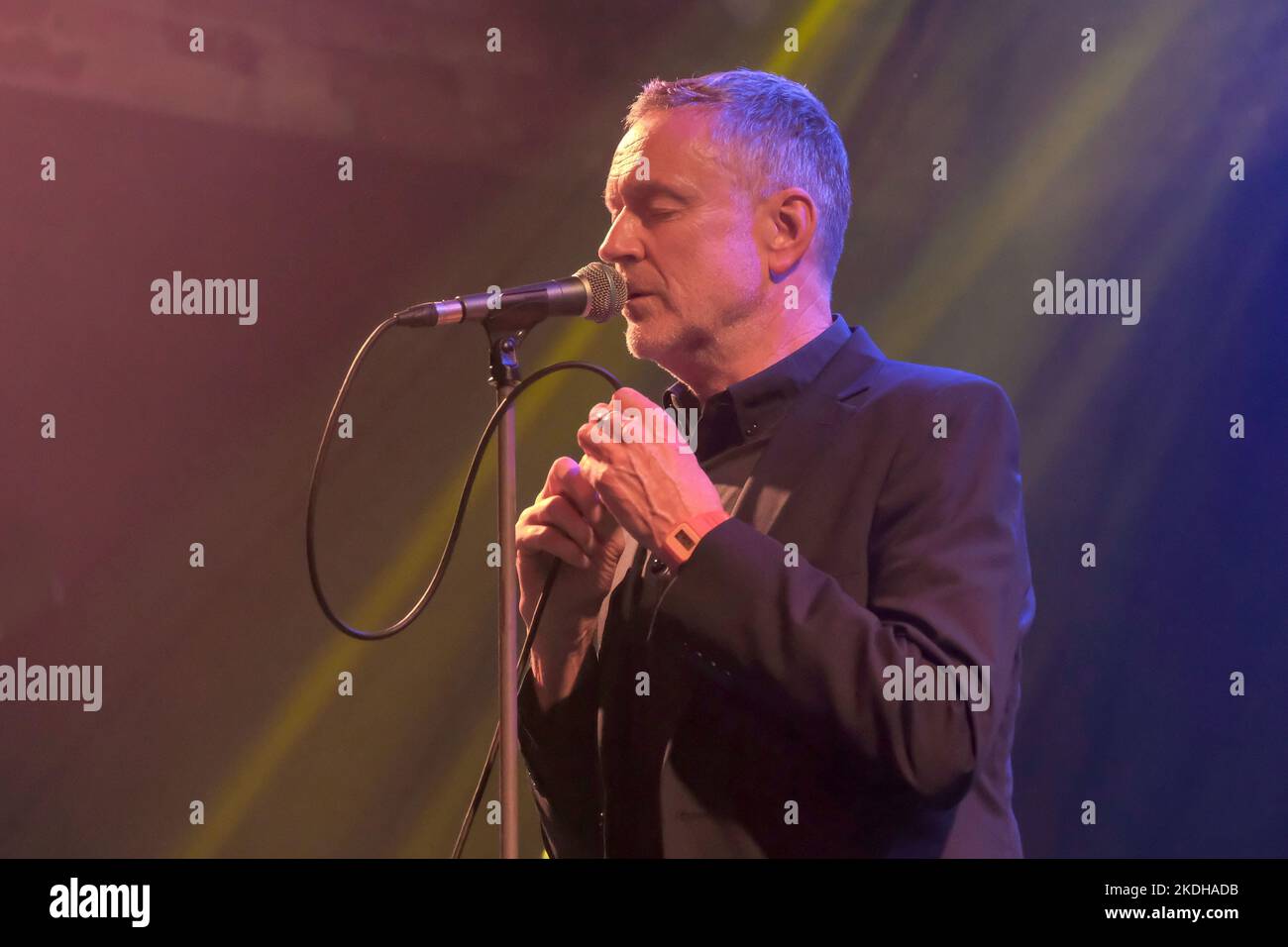 Southampton, Royaume-Uni. 05th novembre 2022. Né dans le Lancashire, l'auteur-compositeur-interprète britannique Neil Arthur, membre fondateur du groupe de pop-synth anglais New Wave blancmange, se produit en direct sur scène à The Brook, Southampton. Blancmange était l'un des groupes de musique électronique originale New wave, synth-pop alternative dance formé au Royaume-Uni en 1979. Dans les 1980s, ils ont eu les dix premiers succès de carte avec des chansons telles que « Living on the Ceiling », « Waves », « Blind Vision » et « Don't Tell Me » actuellement Neil Arthur enregistre et se présente comme un artiste solo sous le nom de blancmange. Crédit : SOPA Images Limited/Alamy Live News Banque D'Images