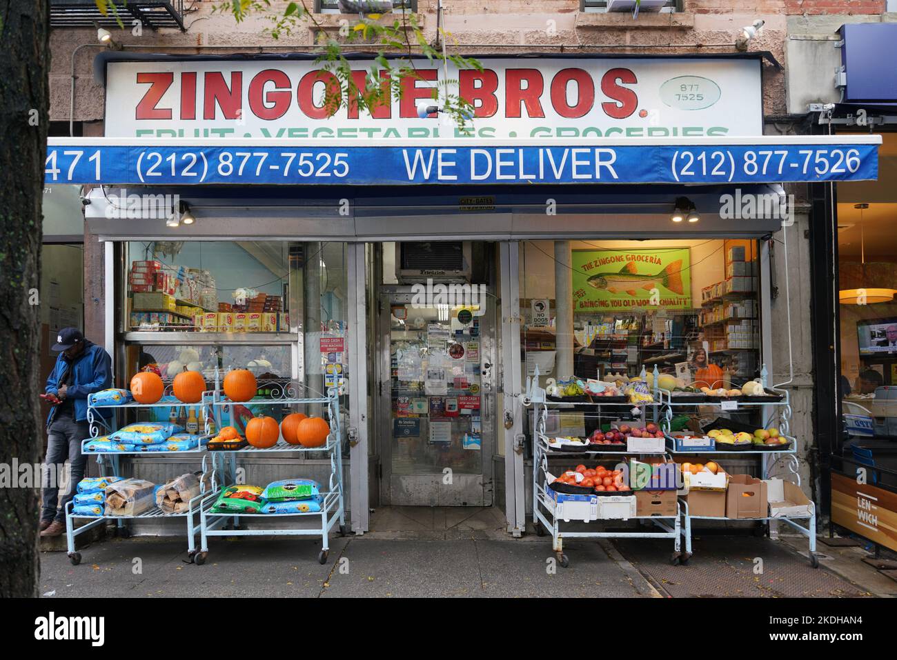 New York, NY - octobre 2022 : une épicerie traditionnelle et colorée indépendante de New York dans le quartier de Gritty Hell's Kitchen sur 9th Avenue Banque D'Images