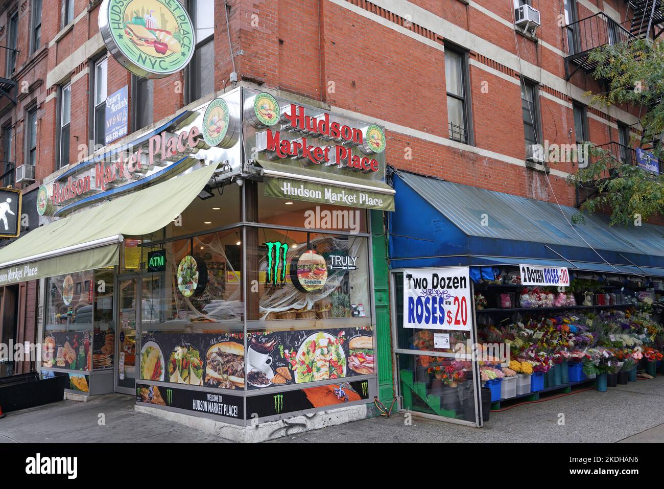 New York, NY - octobre 2022 : une épicerie traditionnelle et colorée indépendante de New York dans le quartier de Gritty Hell's Kitchen sur 9th Avenue Banque D'Images