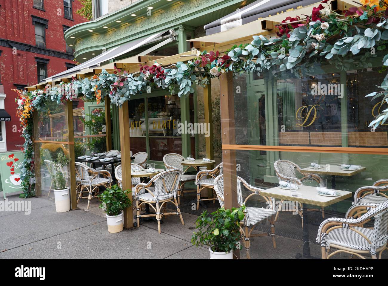 New York, NY, octobre 2022 : place en plein air pour un restaurant dans Greenwich Village Banque D'Images