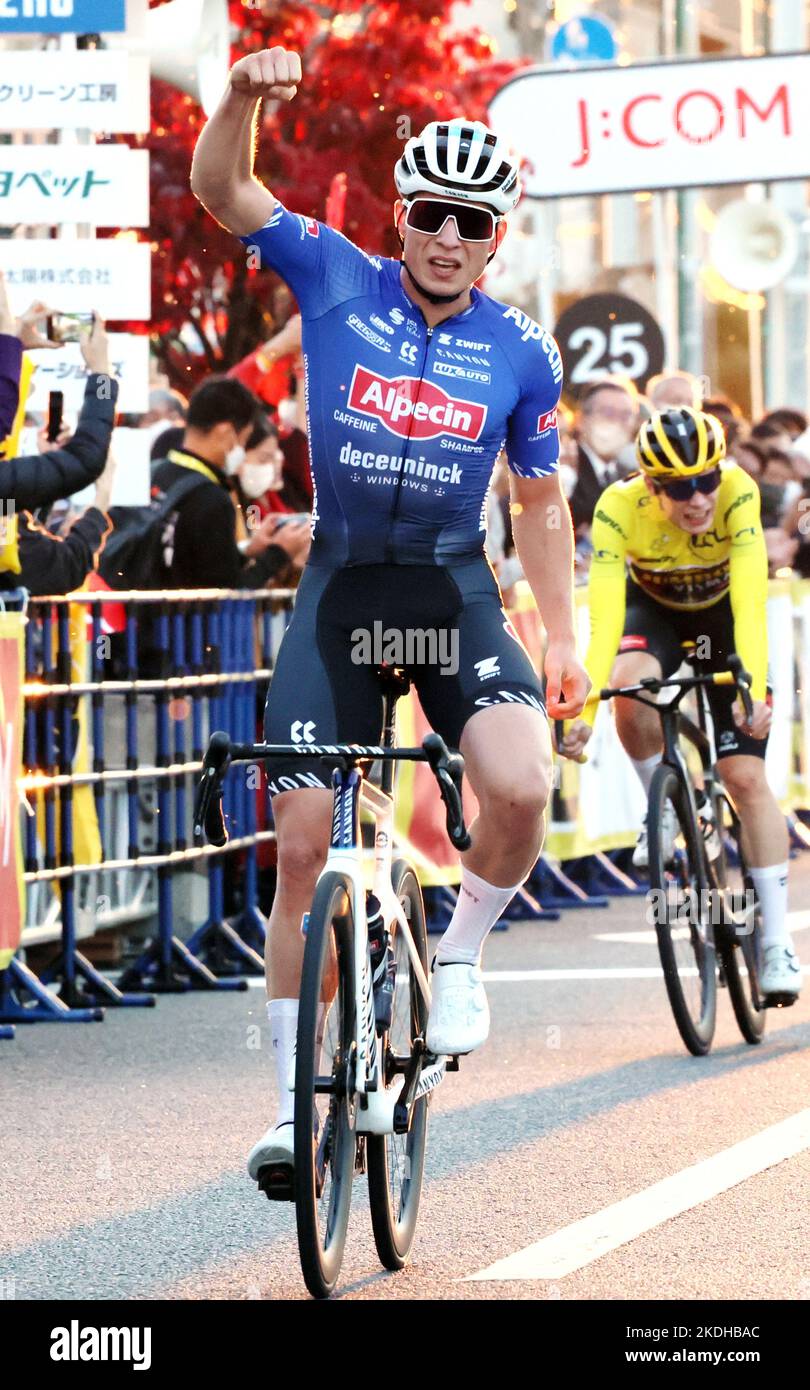 Saitama, Japon. 6th novembre 2022. Le cycliste belge Jasper Philipsen, d'Alpecin-Deceuninck, se claque son poing alors qu'il remporte le critère du Tour de France Saitama à Saitama, en banlieue de Tokyo, dimanche, 6 novembre 2022. Philipsen a gagné la course de 59,5km avec un temps de 1hour 23minutes 44seconds. Credit: Yoshio Tsunoda/AFLO/Alay Live News Banque D'Images