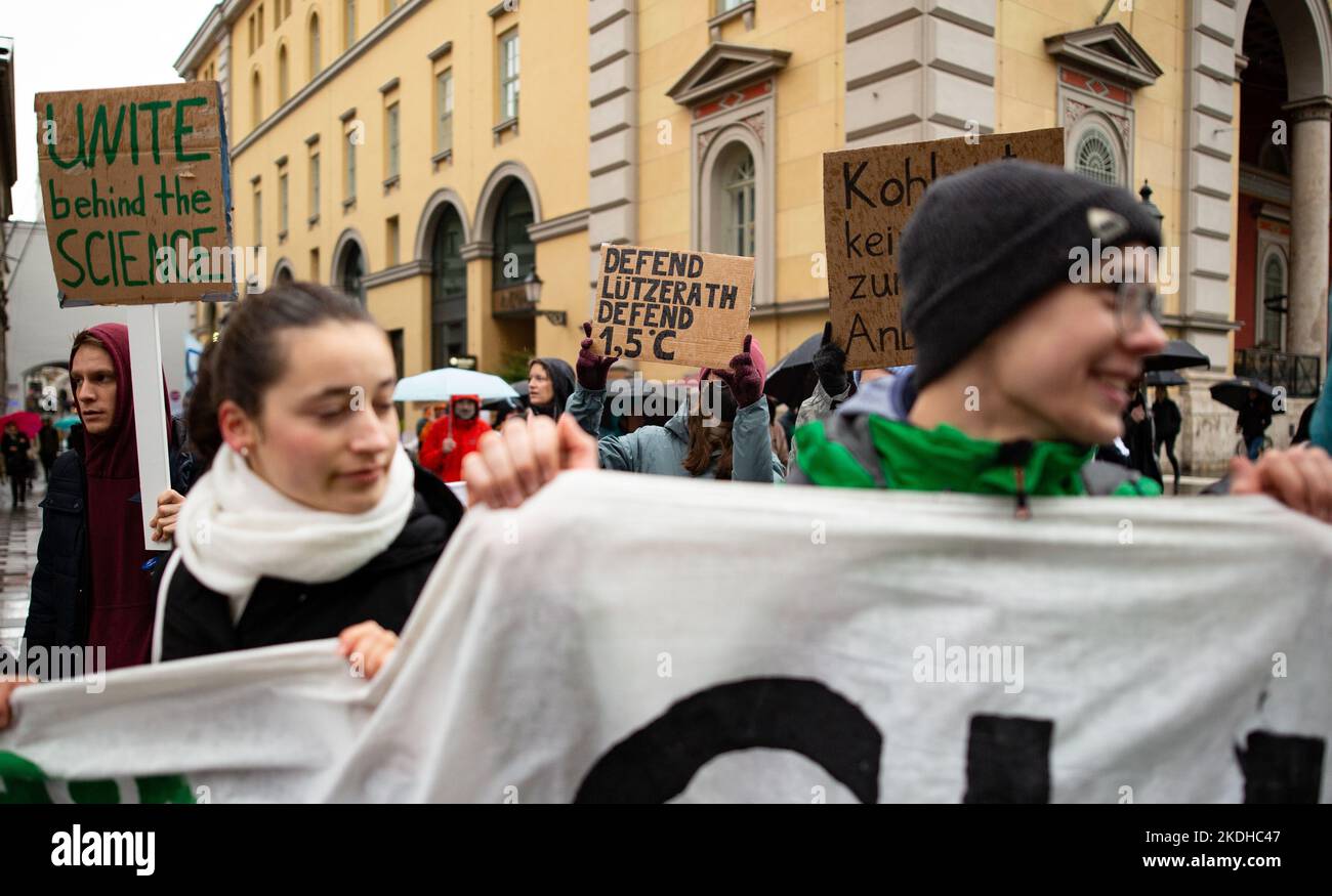 Munich, Allemagne. 04th novembre 2022. Le 4th novembre 2022, plus de 100 participants se sont réunis à Munich, en Allemagne, avec les vendredis pour l'avenir, afin de faire une démonstration pour la justice climatique et pour la préservation de Luetzerath, un village de NRW. Ce village doit être extrait pour le charbon, ce qui signifie que la limite de 1,5 degrés tomberait. (Photo par Alexander Pohl/Sipa USA) crédit: SIPA USA/Alay Live News Banque D'Images