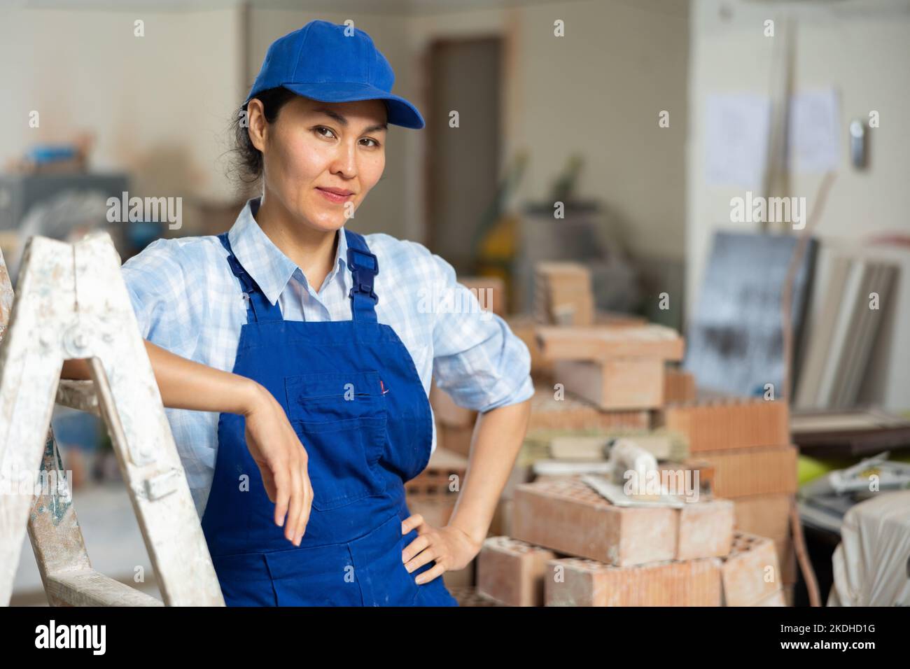 Femme de construction posant sur un chantier de construction intérieur Banque D'Images