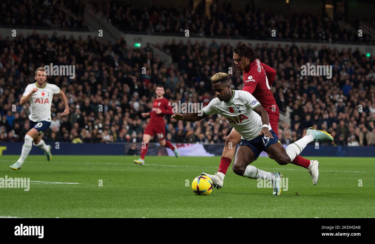 Londres, Royaume-Uni. 06th novembre 2022. Ryan Sessegnon de Tottenham Hotspur est poussé dans la zone de pénalité par Trent Alexander-Arnold de Liverpool mais aucune pénalité n'est donnée. Premier League Match, Tottenham Hotspur v Liverpool au Tottenham Hotspur Stadium de Londres, le dimanche 6th novembre 2022. Cette image ne peut être utilisée qu'à des fins éditoriales. Utilisation éditoriale uniquement, licence requise pour une utilisation commerciale. Aucune utilisation dans les Paris, les jeux ou les publications d'un seul club/ligue/joueur. photo de Sandra Mailer/Andrew Orchard sports Photography/Alamy Live News crédit: Andrew Orchard sports Photography/Alamy Live News Banque D'Images