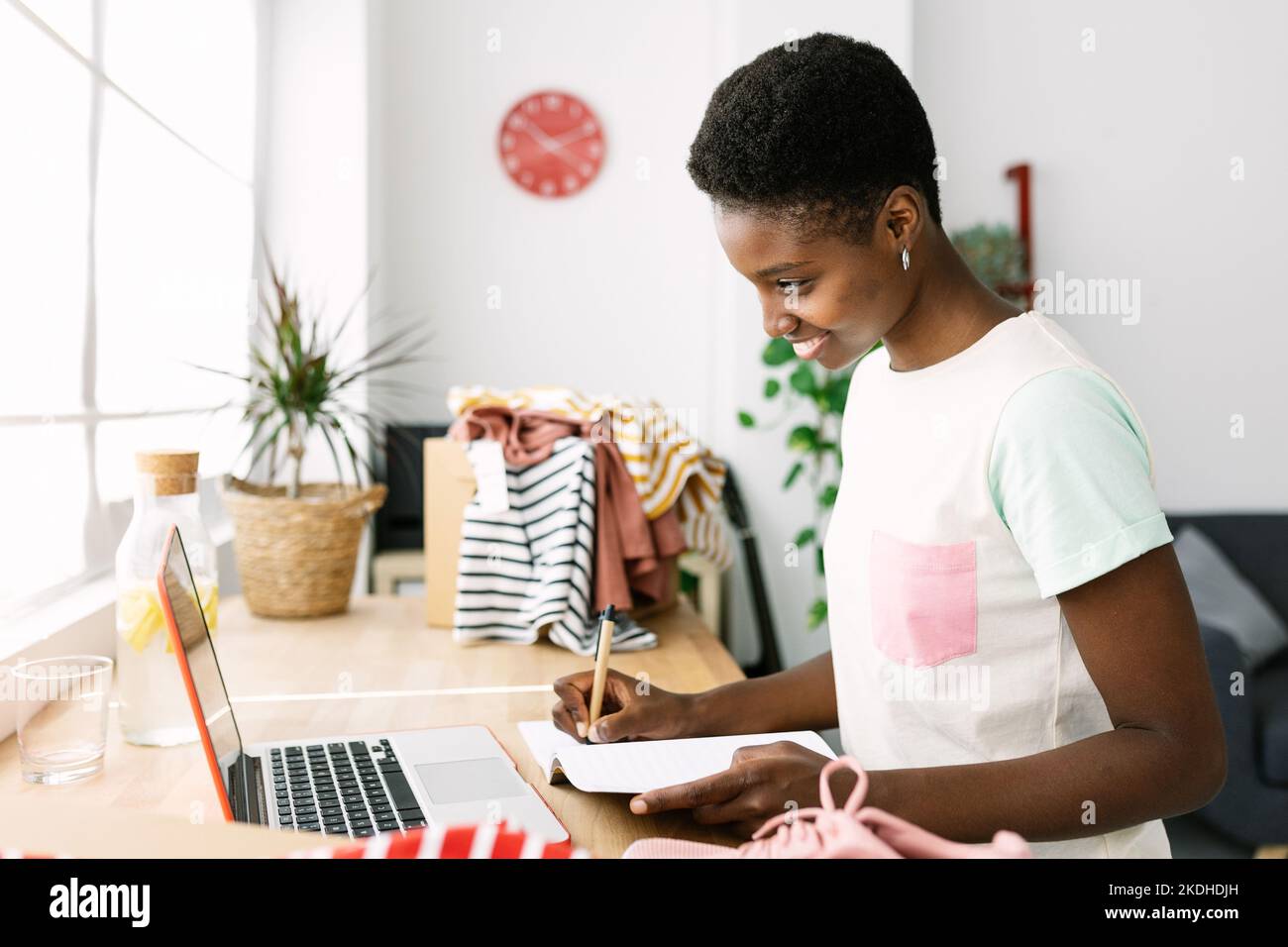 Jeune femme entrepreneure africaine travaillant sur le lieu de travail dans un magasin de vêtements de bureau Banque D'Images