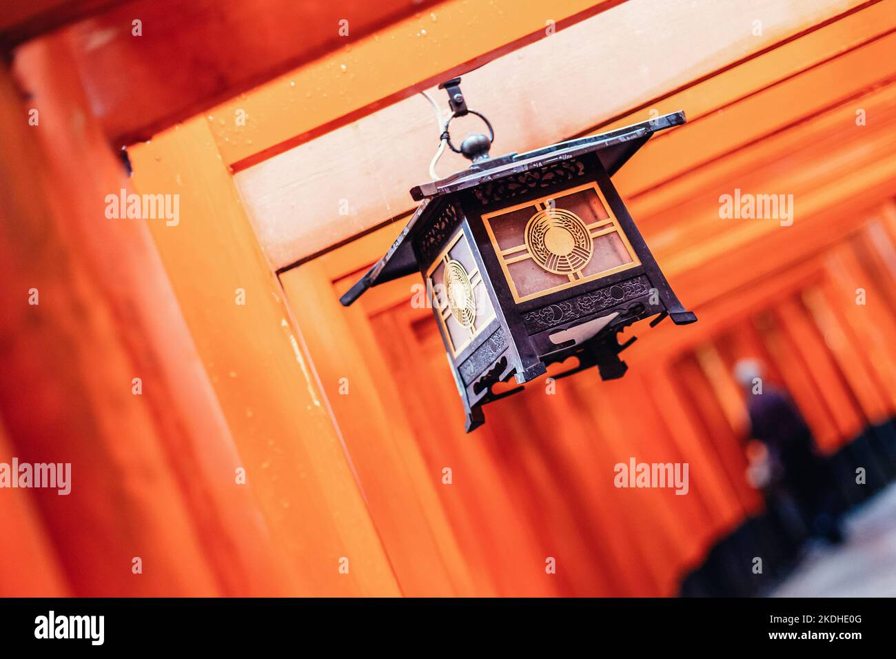 Porte rouge de Tori au sanctuaire de Fushimi Inari à Kyoto, Japon. Accent sélectif sur l'écriture japonaise traditionnelle. Banque D'Images