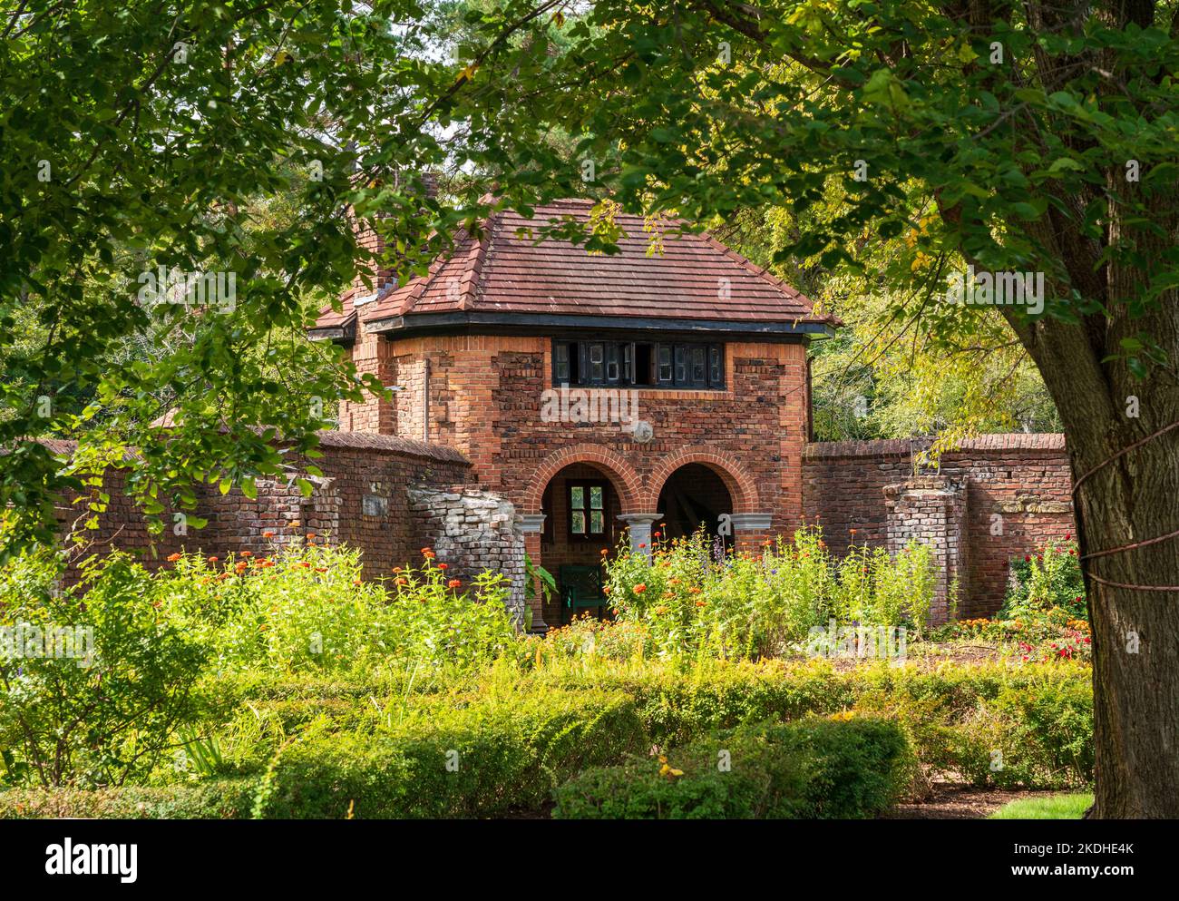 Fort Ticonderoga, NY - 30 septembre 2022 : jardin clos et petite maison à fort Ticonderoga, État de New York Banque D'Images