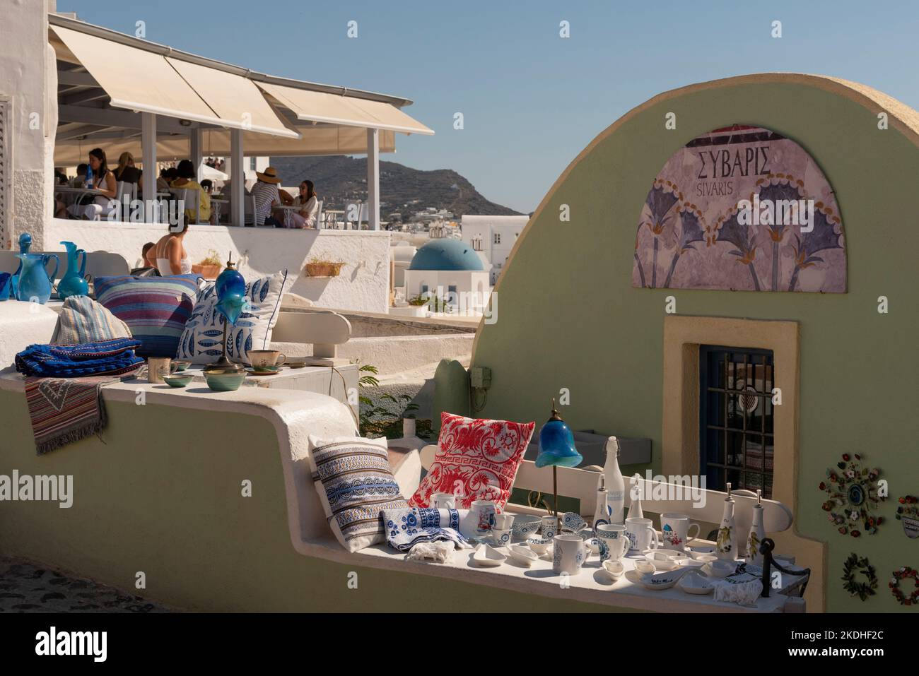 OIA, Santorin, Grèce. 2022. Bâtiment à flanc de falaise vendant des souvenirs dans le centre-ville d'Oia sur la côte nord-ouest. Banque D'Images