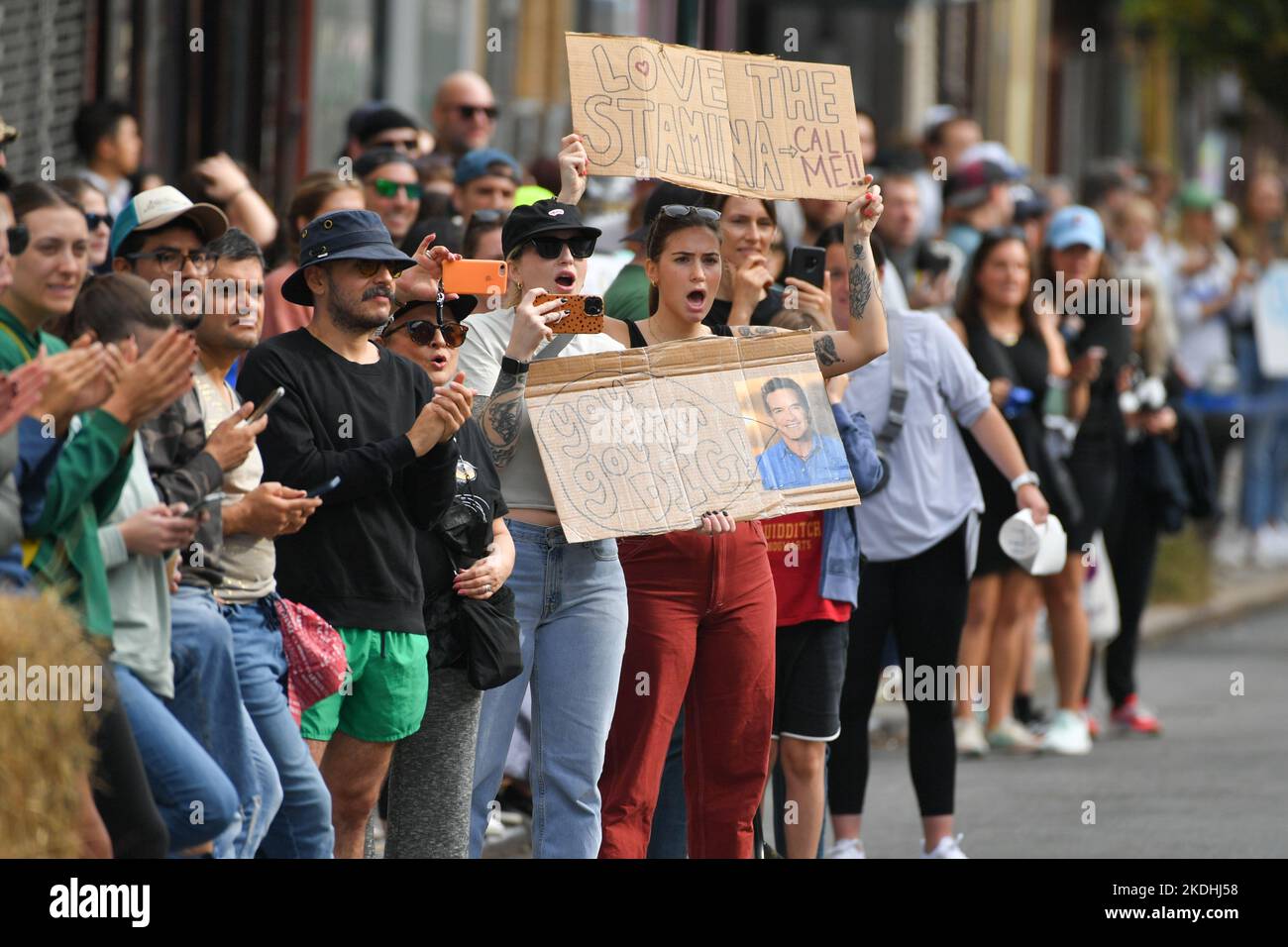 Les spectateurs applaudissent les coureurs au marathon de New York de