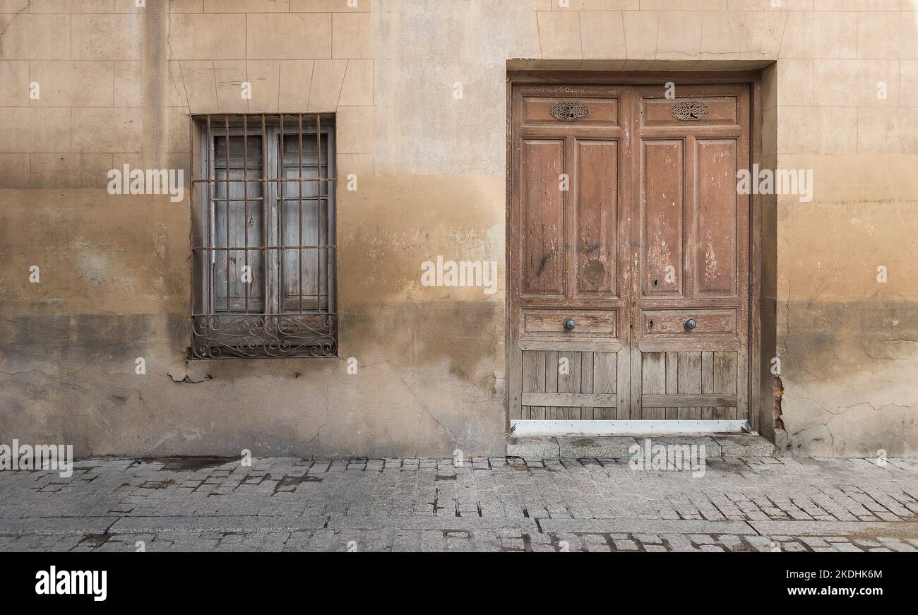 Ancienne porte en bois et ancienne fenêtre en bois avec barres Banque D'Images