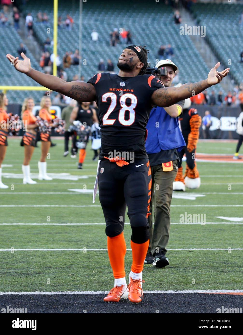 Cincinnati, États-Unis. 06th novembre 2022. Joe Mixon (28) célèbre la mi-back des Bengals de Cincinnati après que son équipe a battu les Panthers de Caroline au stade Paycor dimanche, 6 novembre 2022 à Cincinnati. Ohio photo par John Sommers II/UPI crédit: UPI/Alay Live News Banque D'Images