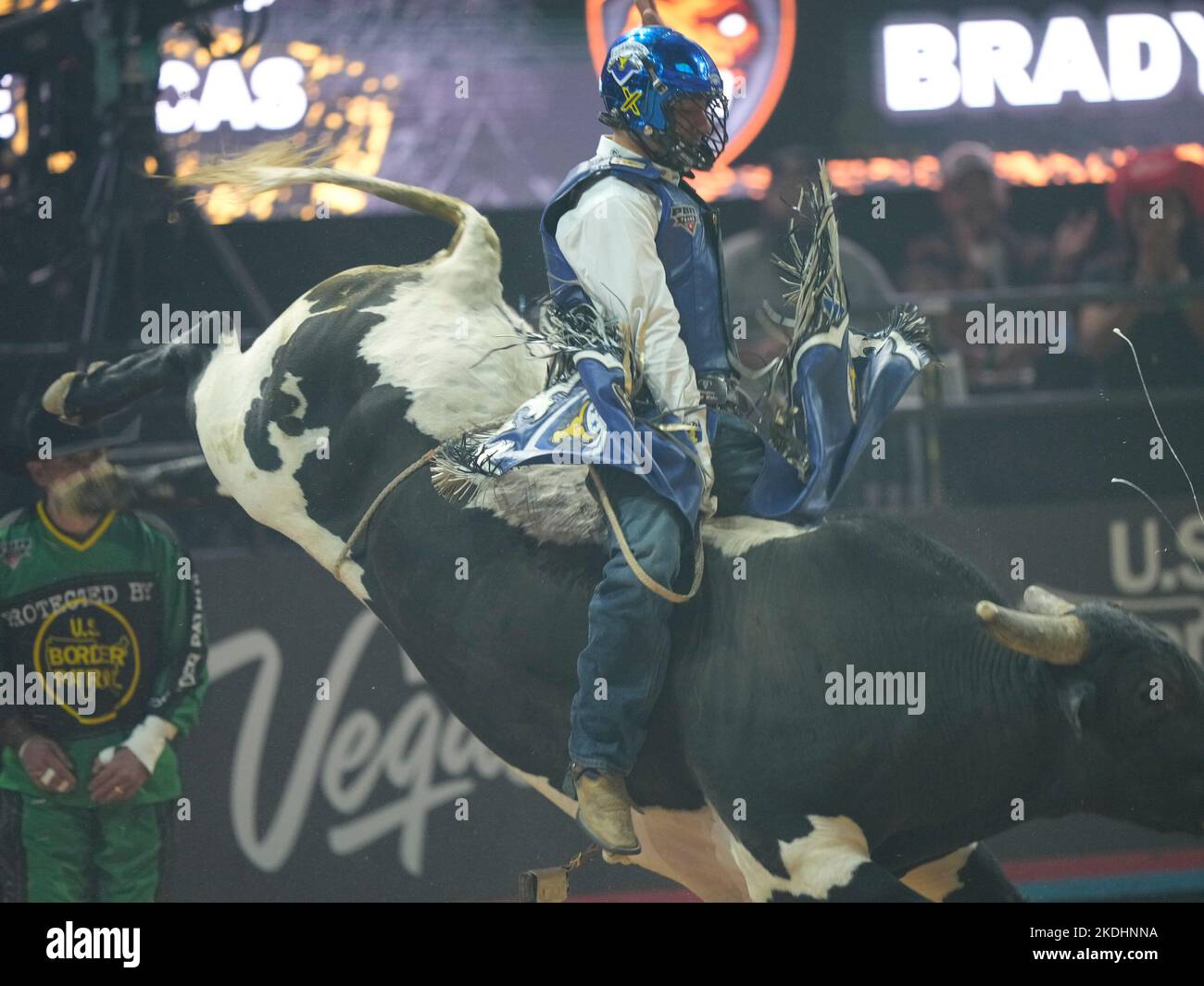 LAS VEGAS, NV - NOVEMBRE 6 : Kaique Pacheco prend son meilleur cliché lors d'un parcours de 08 secondes ici pour les championnats d'équipe à T-Mobile Arena pour PBR - Professional Bull Riding Team Championship sur 6 novembre 2022 à Las Vegas, NV, Etats-Unis. (Photo de Louis Grasse/PxImages) Banque D'Images