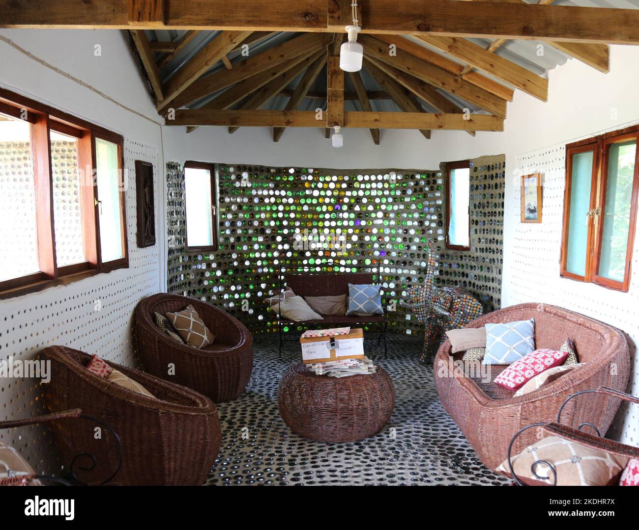 Maputo. 5th novembre 2022. Cette photo prise le 5 novembre 2022 montre le salon d'une maison construite avec des bouteilles en verre recyclées à Macaneta, au Mozambique. Macaneta, une station balnéaire sous-développée située à la périphérie nord de Maputo, la capitale du Mozambique, est peut-être moins connue des visiteurs étrangers. Cependant, un nouveau projet a récemment été ajouté aux quelques attractions de la station: Une maison construite avec des bouteilles de verre recyclées.TO GO WITH 'feature: Mozambican environnementaliste construit la maison avec 200 000 bouteilles recyclées' Credit: NIE Zuguo/Xinhua/Alay Live News Banque D'Images