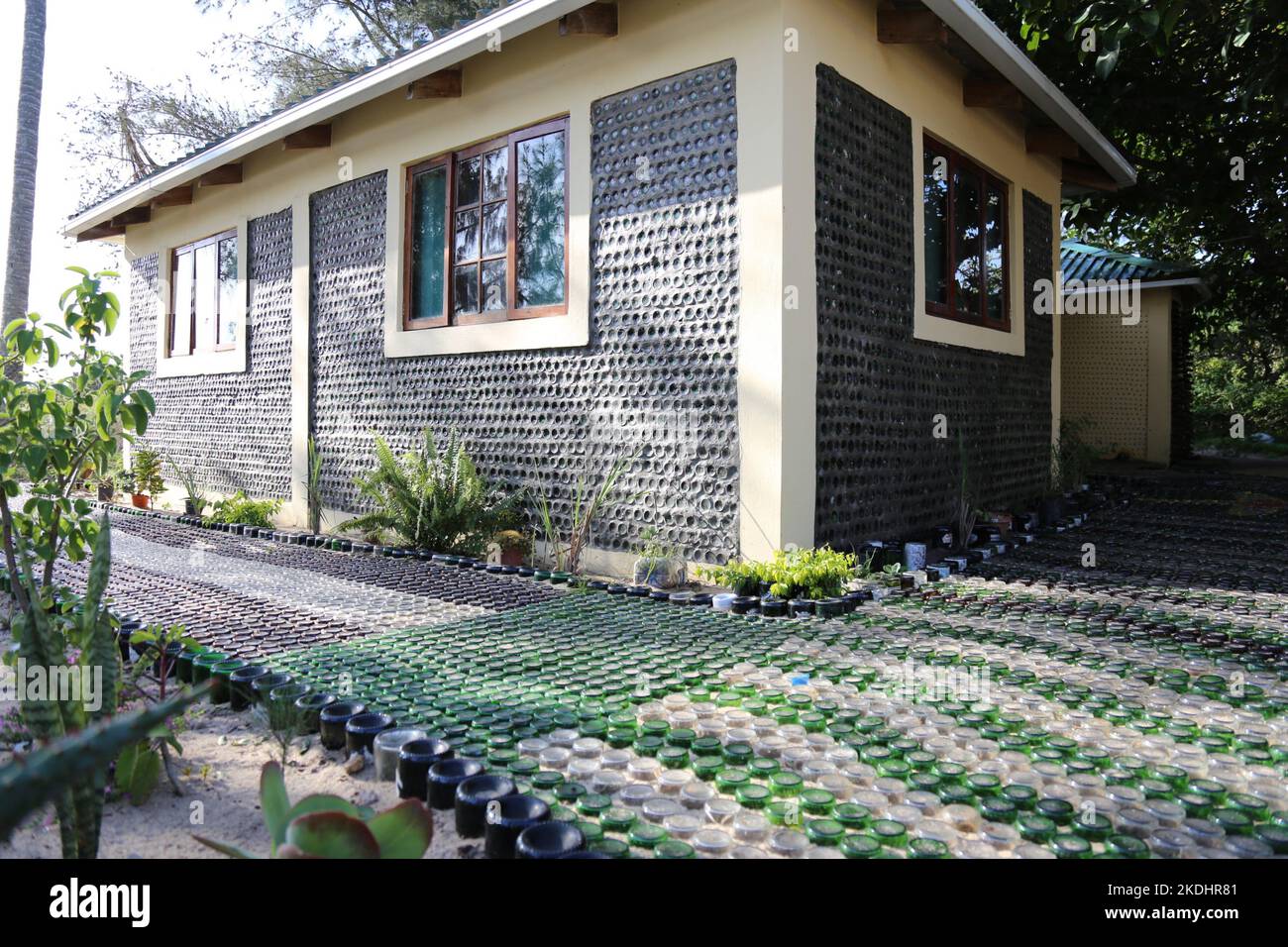 Maputo. 5th novembre 2022. Cette photo prise le 5 novembre 2022 montre l'extérieur d'une maison construite avec des bouteilles en verre recyclées à Macaneta, au Mozambique. Macaneta, une station balnéaire sous-développée située à la périphérie nord de Maputo, la capitale du Mozambique, est peut-être moins connue des visiteurs étrangers. Cependant, un nouveau projet a récemment été ajouté aux quelques attractions de la station: Une maison construite avec des bouteilles de verre recyclées.TO GO WITH 'feature: Mozambican environnementaliste construit la maison avec 200 000 bouteilles recyclées' Credit: NIE Zuguo/Xinhua/Alay Live News Banque D'Images