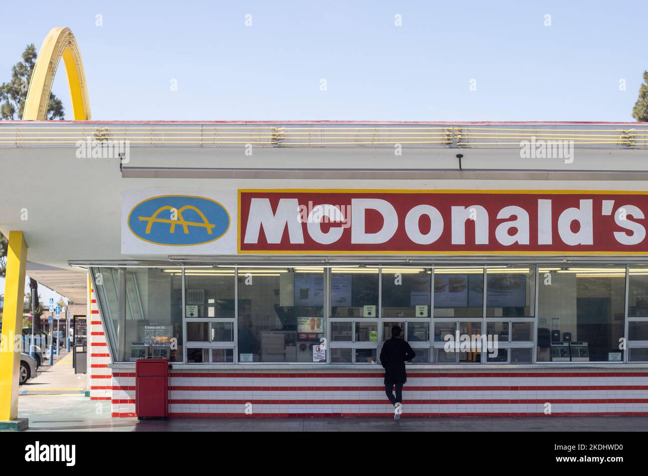 Vue de face du plus ancien restaurant McDonald's qui se trouve à Downey, Californie, à l'extérieur de Los Angeles, vu mardi, 10 mai 2022. Banque D'Images
