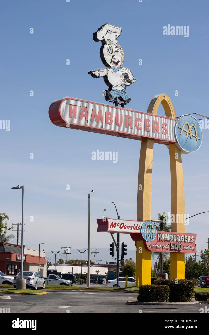 Le panneau devant le plus ancien restaurant McDonald's qui se trouve à Downey, Californie, à l'extérieur de Los Angeles, vu mardi, 10 mai 2022. Banque D'Images