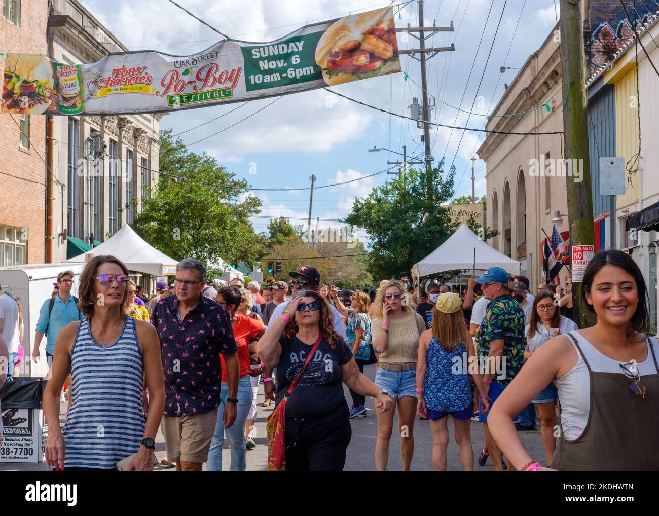 LA NOUVELLE-ORLÉANS, LA, États-Unis - 6 NOVEMBRE 2022 : foule assistant au festival po-Boy d'Oak Street sur Oak Street dans le quartier de Carrollton Banque D'Images