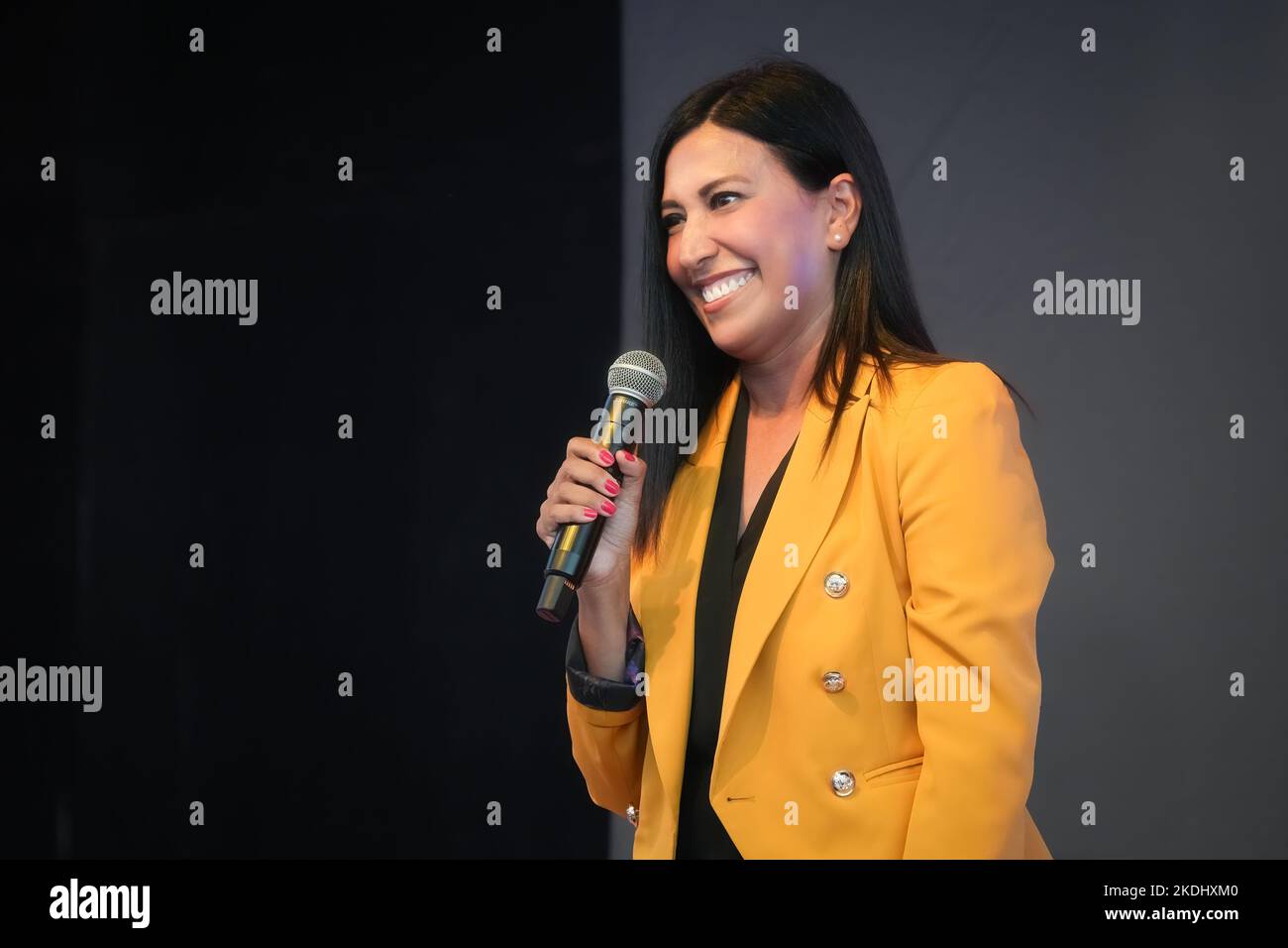 La candidate au Congrès Cassy Garcia parle lors d'un événement de vérité et de courage à San Antonio, Texas. Banque D'Images