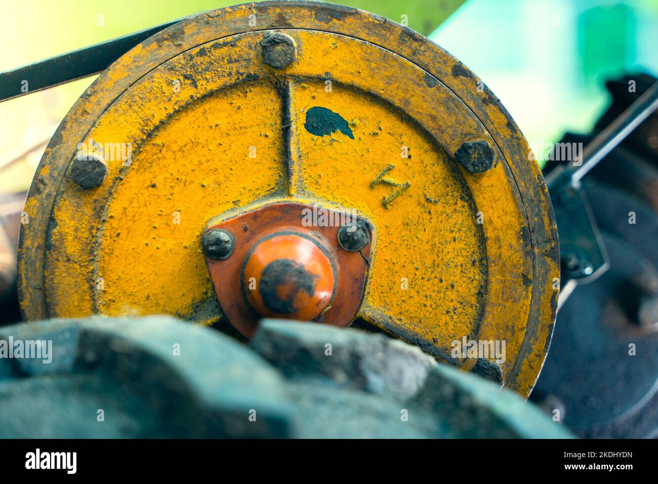 Gros plan du tracteur à l'arrière entraîné par poulie. Anciennes machines agricoles Banque D'Images