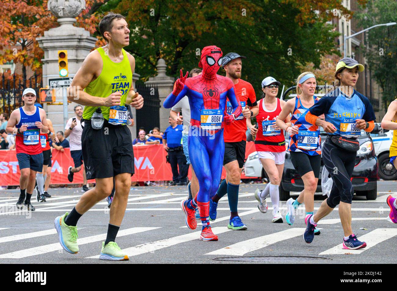 New York, États-Unis. 6th novembre 2022. The Amazing Spider Man court avec le pack entrant dans Central Park pendant le marathon de la ville de TCS New York. Credit: Enrique Shore/Alay Live News Banque D'Images