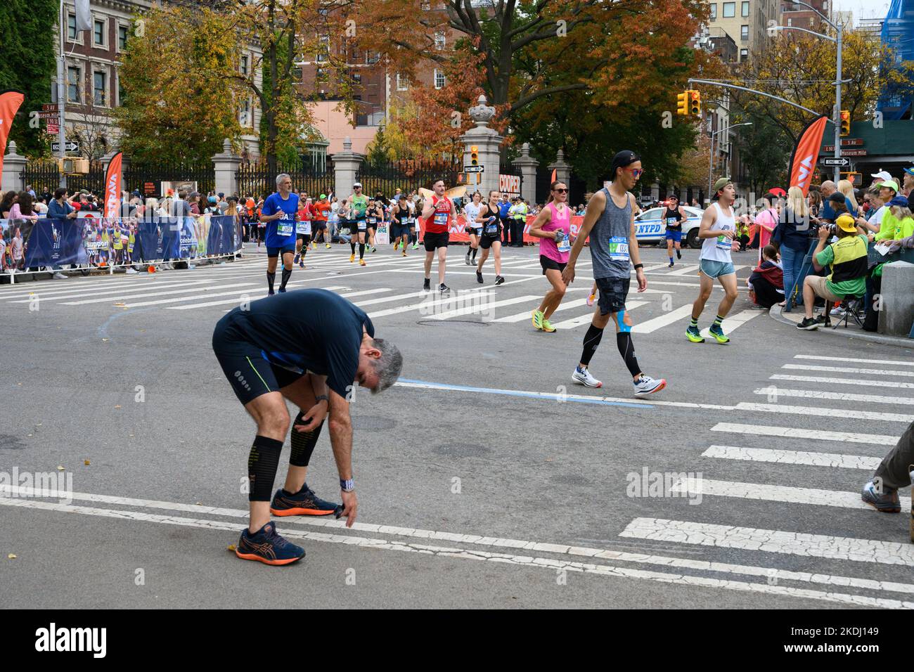 New York, États-Unis. 6th novembre 2022. Un coureur (L) ralentit avec des crampes dans sa jambe lorsque les participants entrent dans Central Park pendant le TCS New York City Marathon. Credit: Enrique Shore/Alay Live News Banque D'Images