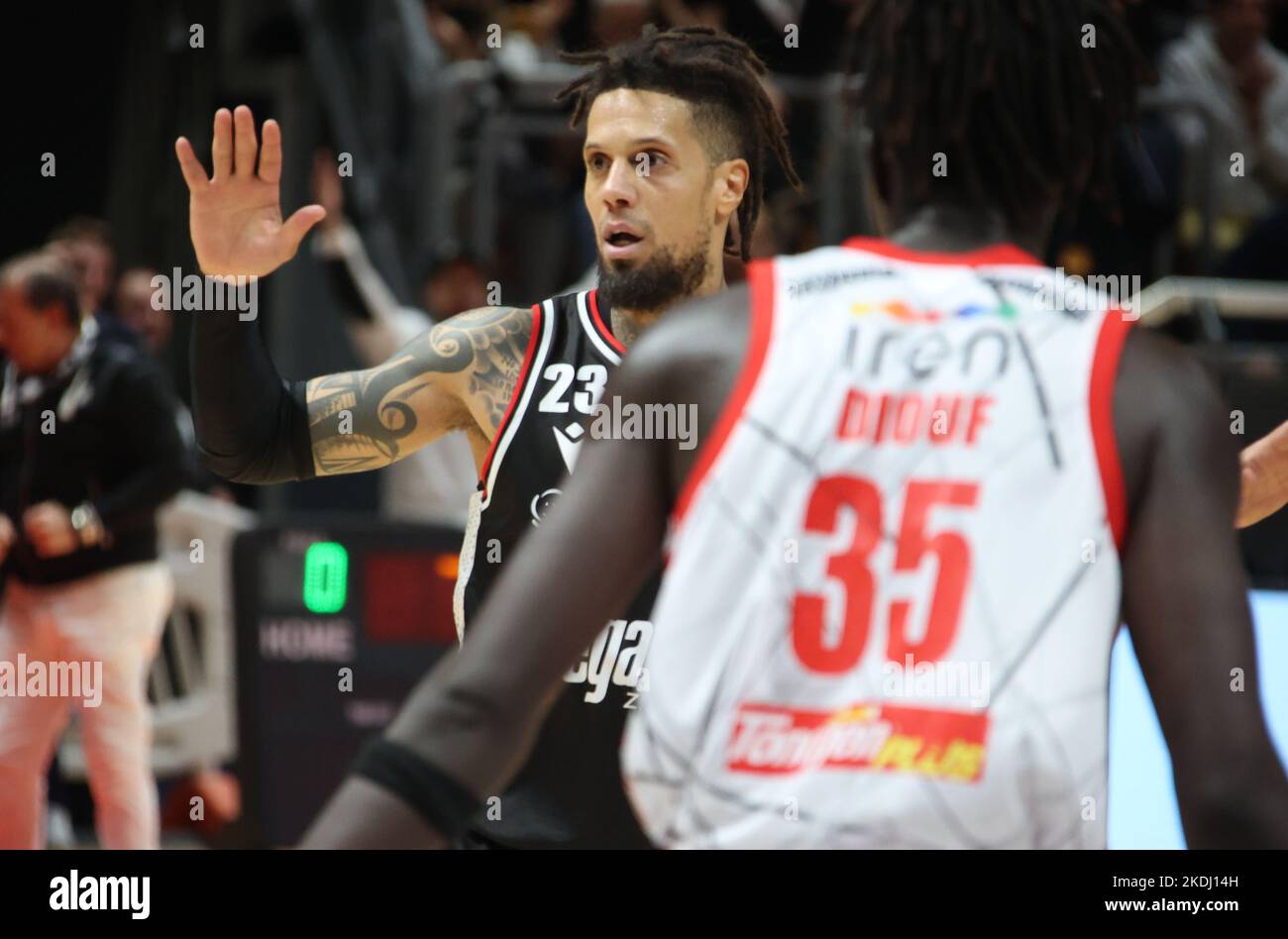 Bologne, Italie. 06th novembre 2022. Pendant le match de championnat italien de basket-ball LBA Segafredo Virtus Bologna vs. Unihotels Reggio Emilia - Bologne, 6 novembre 2022 au palais sportif de Paladozza crédit: Agence de photo indépendante/Alamy Live News Banque D'Images