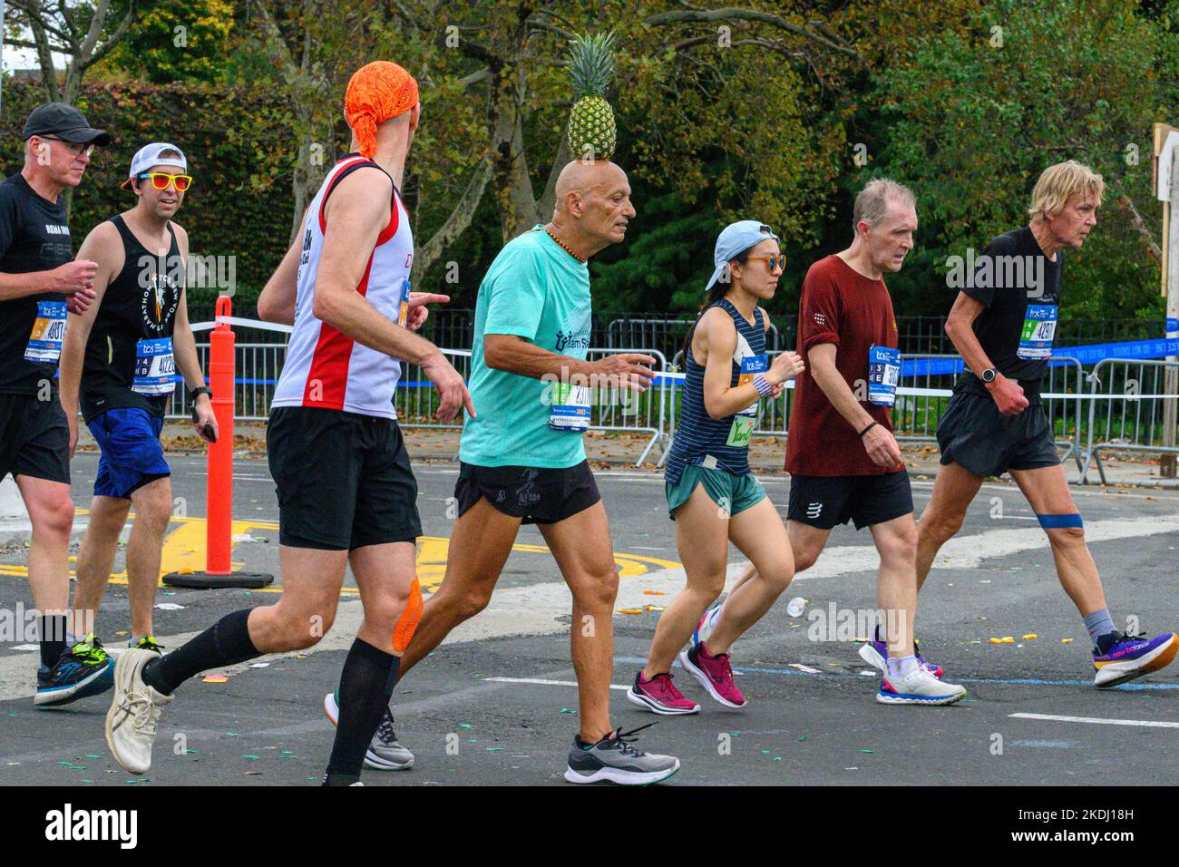 New York, États-Unis. 6th novembre 2022. Le coureur Moshe Lederfien d'Israël court avec un ananas sur sa tête pendant le TCS New York City Marathon. Credit: Enrique Shore/Alay Live News Banque D'Images