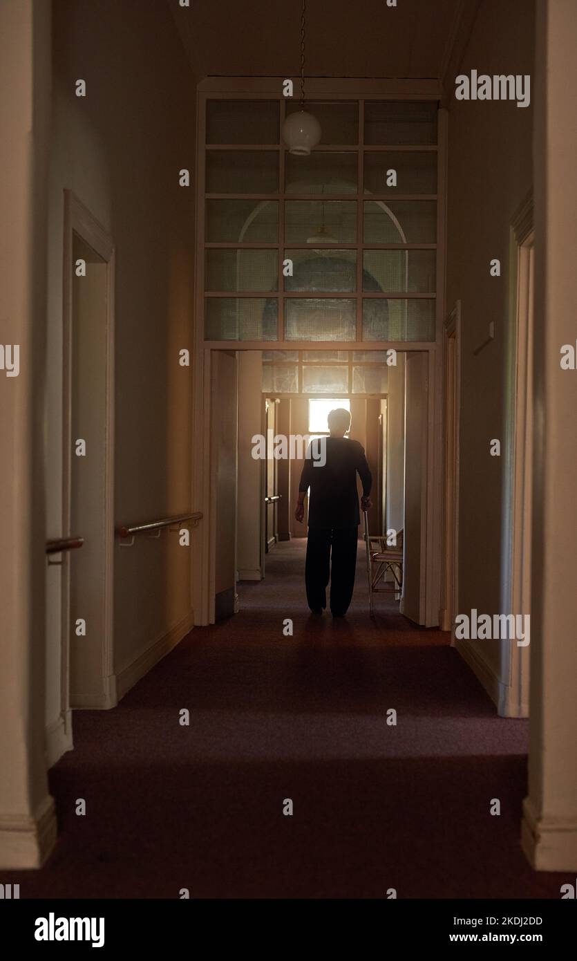 Femme marchant dans le couloir Banque de photographies et d’images à ...