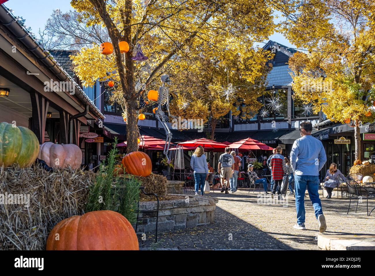 Les gens qui profitent d'une belle journée d'automne parmi les boutiques et les restaurants de la station de montagne dans le centre-ville de Highlands, en Caroline du Nord. (ÉTATS-UNIS) Banque D'Images