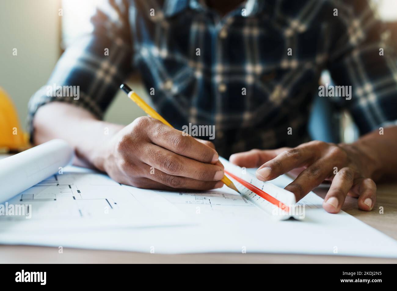 Les ingénieurs conçoivent des structures de maison et architecturales en utilisant des plans, des règles, des crayons, des diviseurs et des modèles de construction pour travailler Banque D'Images