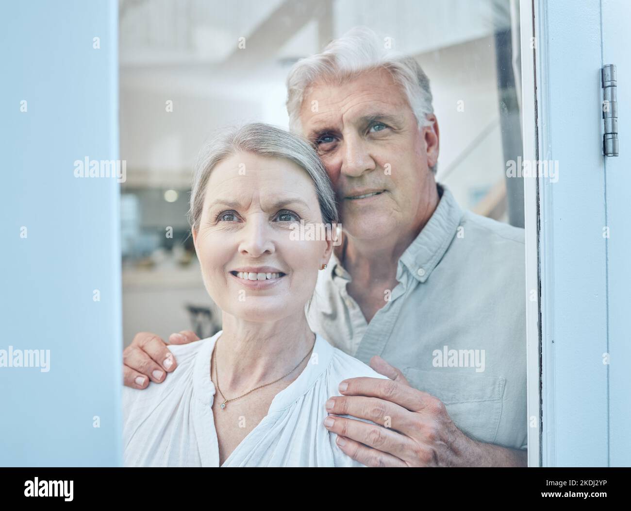 Couple senior, retraite future et vision de fenêtre pour la pensée, l'amour et les soins dans la maison australienne. Heureux, personnes âgées et vieux, femme et homme dedans Banque D'Images