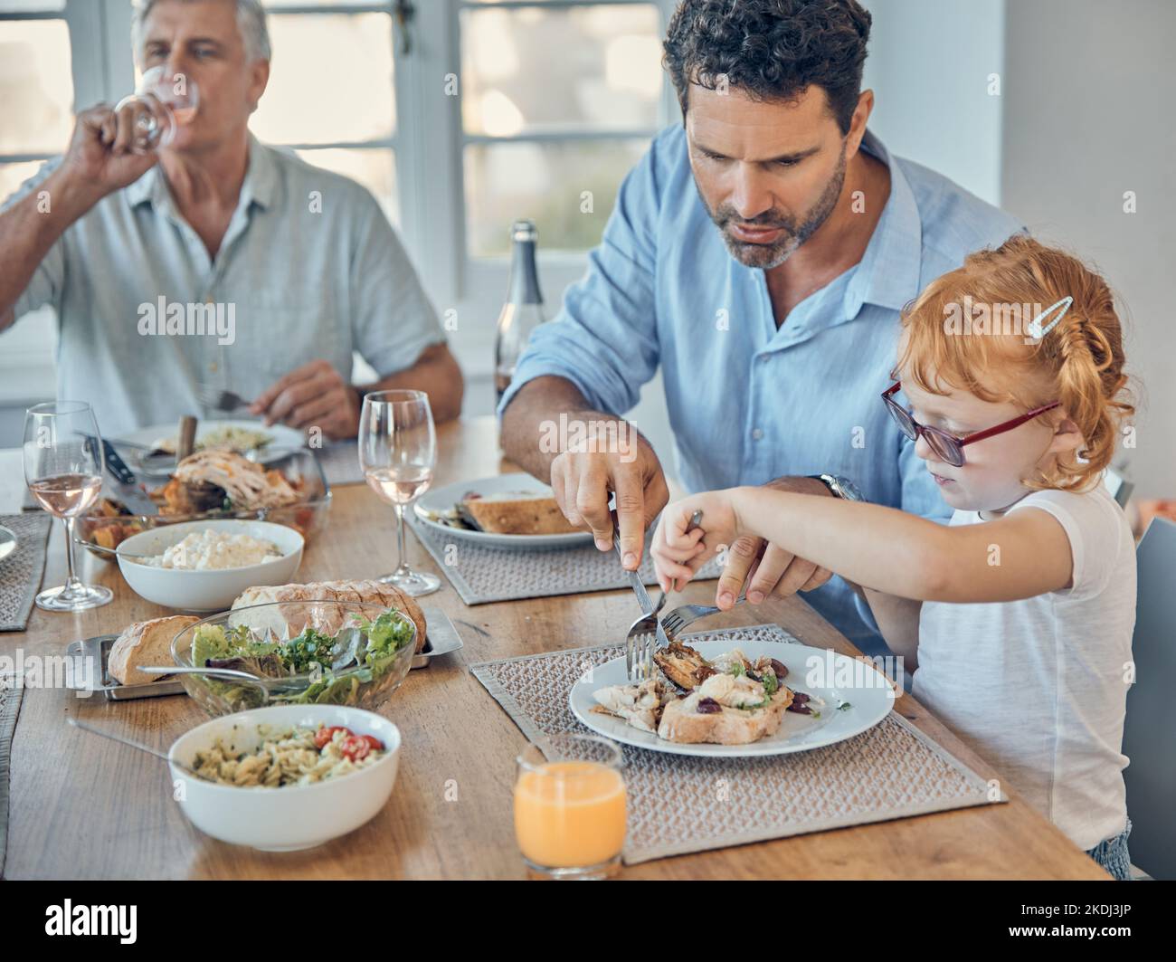 Restaurant, fille et père avec découpe, nourriture ou viande sur table pour l'apprentissage, l'enseignement et l'aide. Papa, fille et déjeuner avec fourchette, couteau et Banque D'Images