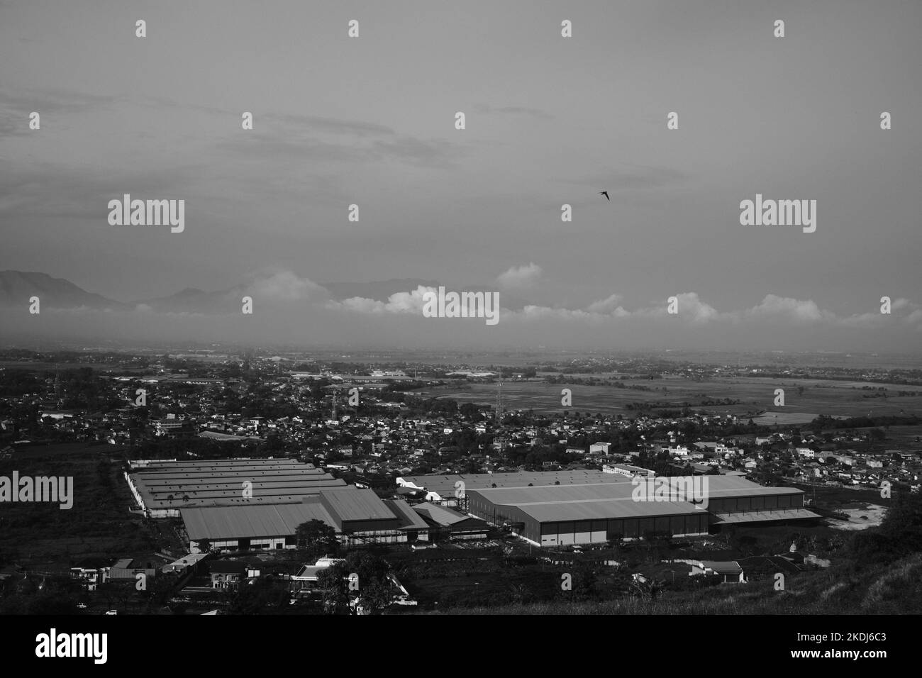 Noir et blanc, photo monochrome d'une vallée avec vue sur la ville à Cicalengka - Indonésie Banque D'Images