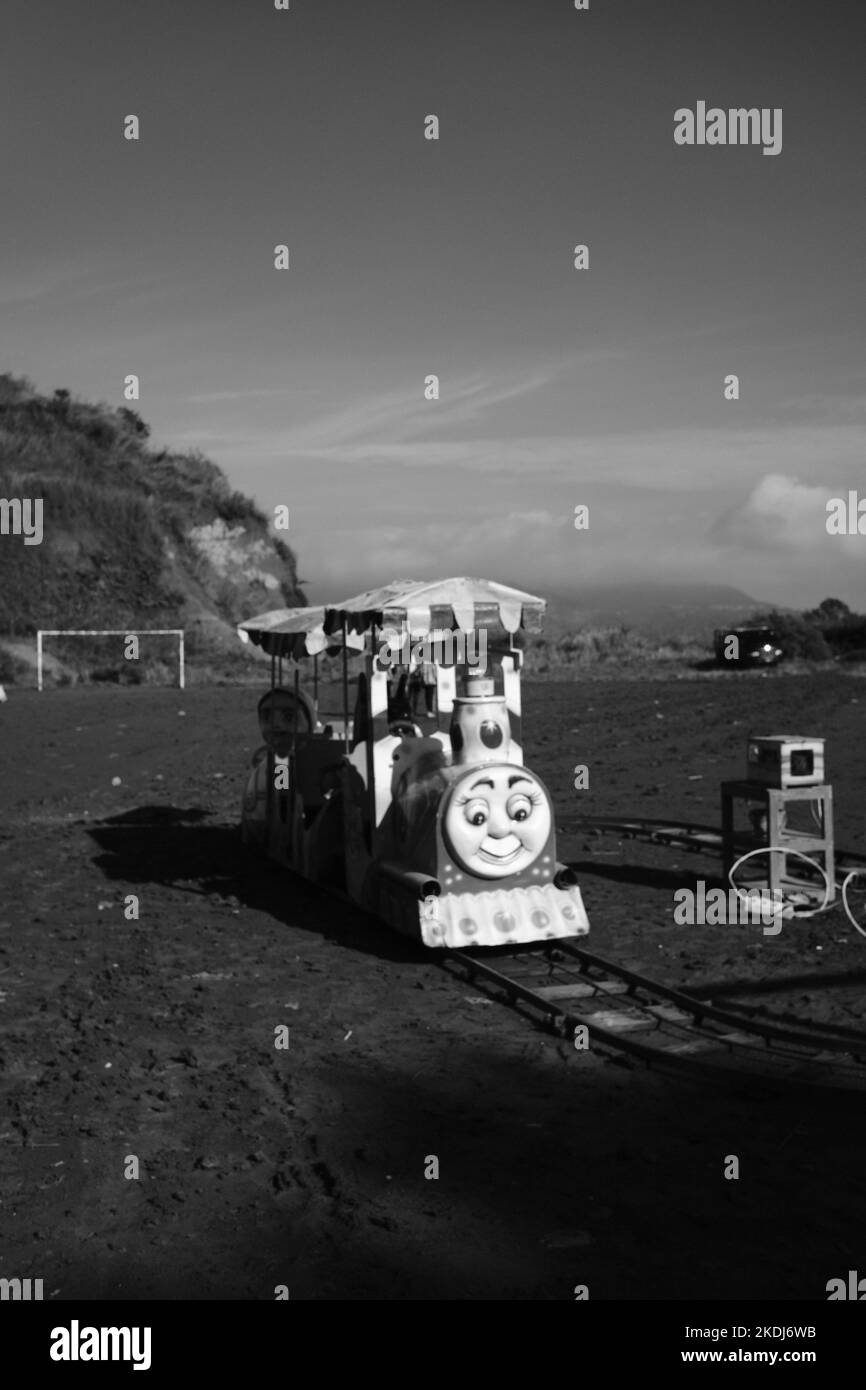 Cikancung, West Java, Indonésie - 23 octobre 2022 : photos en noir et blanc, photos monochromes de mini trains à louer aux visiteurs Banque D'Images