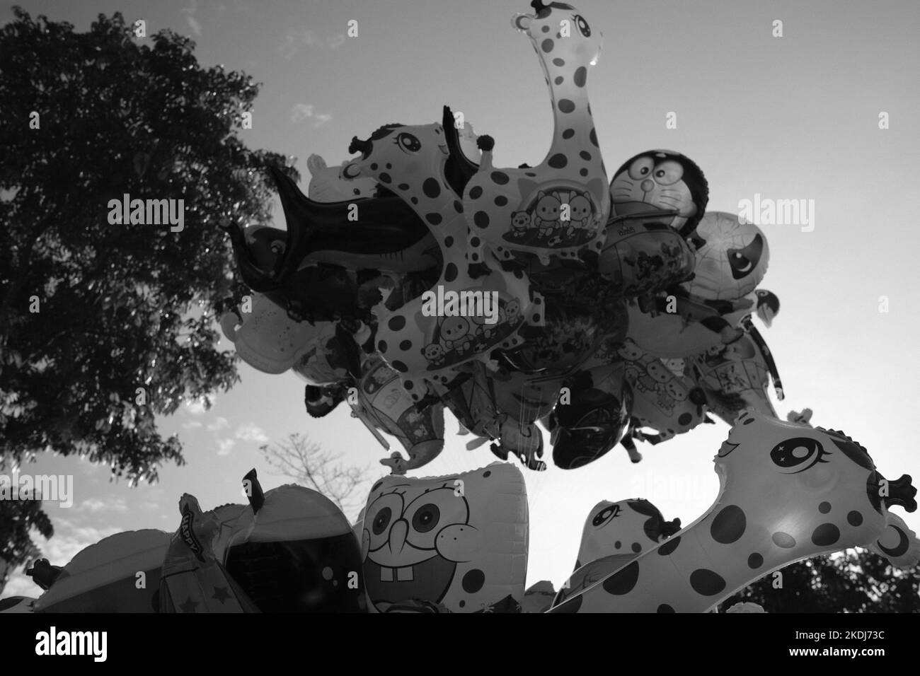 Photo noir et blanc, photo monochrome d'un ballon à air chaud avec des images de personnages à vendre dans la région de Cikancung - Indonésie Banque D'Images