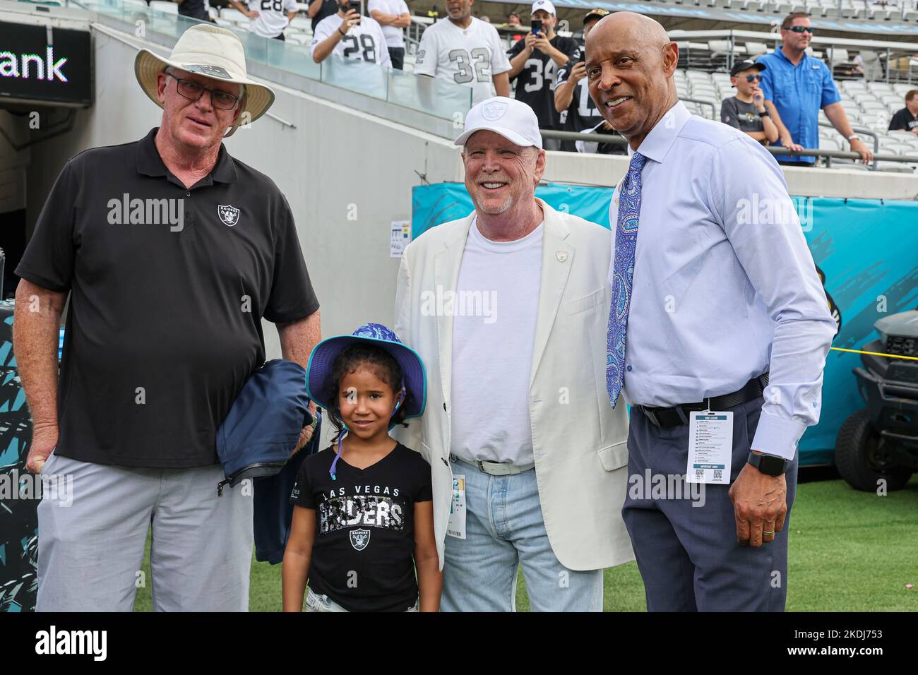 Samedi, 6 novembre 2022 ; Jacksonville, Floride, États-Unis ; Mark Davis, propriétaire des Raiders de Las Vegas, pose pour une photo avant un match de la NFL contre le Jacksonville J. Banque D'Images