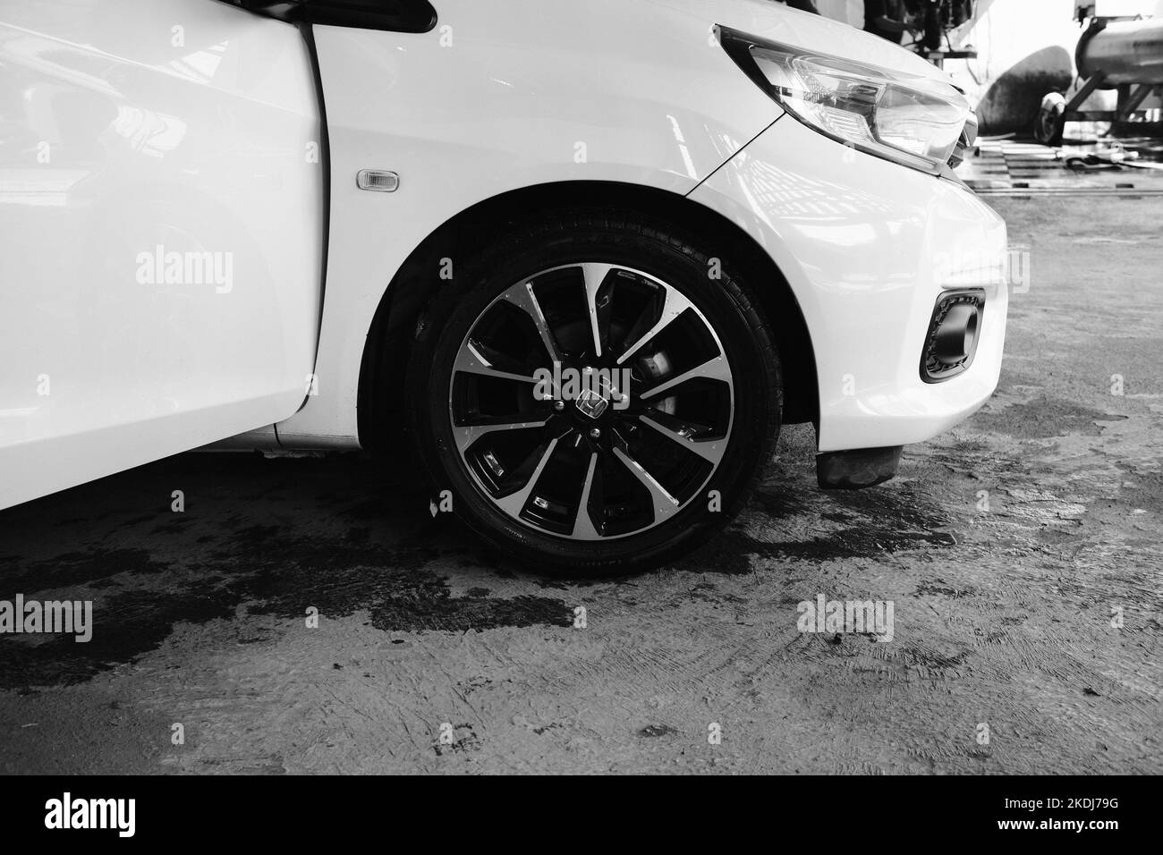 Cikancung, West Java, Indonésie - 24 octobre 2022 : photo en noir et blanc, photo monochrome d'un procédé de lavage de voiture Banque D'Images