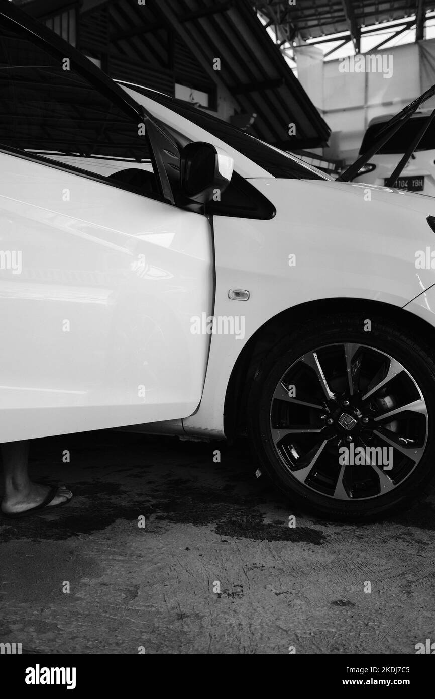 Cikancung, West Java, Indonésie - 24 octobre 2022 : photo en noir et blanc, photo monochrome d'un procédé de lavage de voiture Banque D'Images