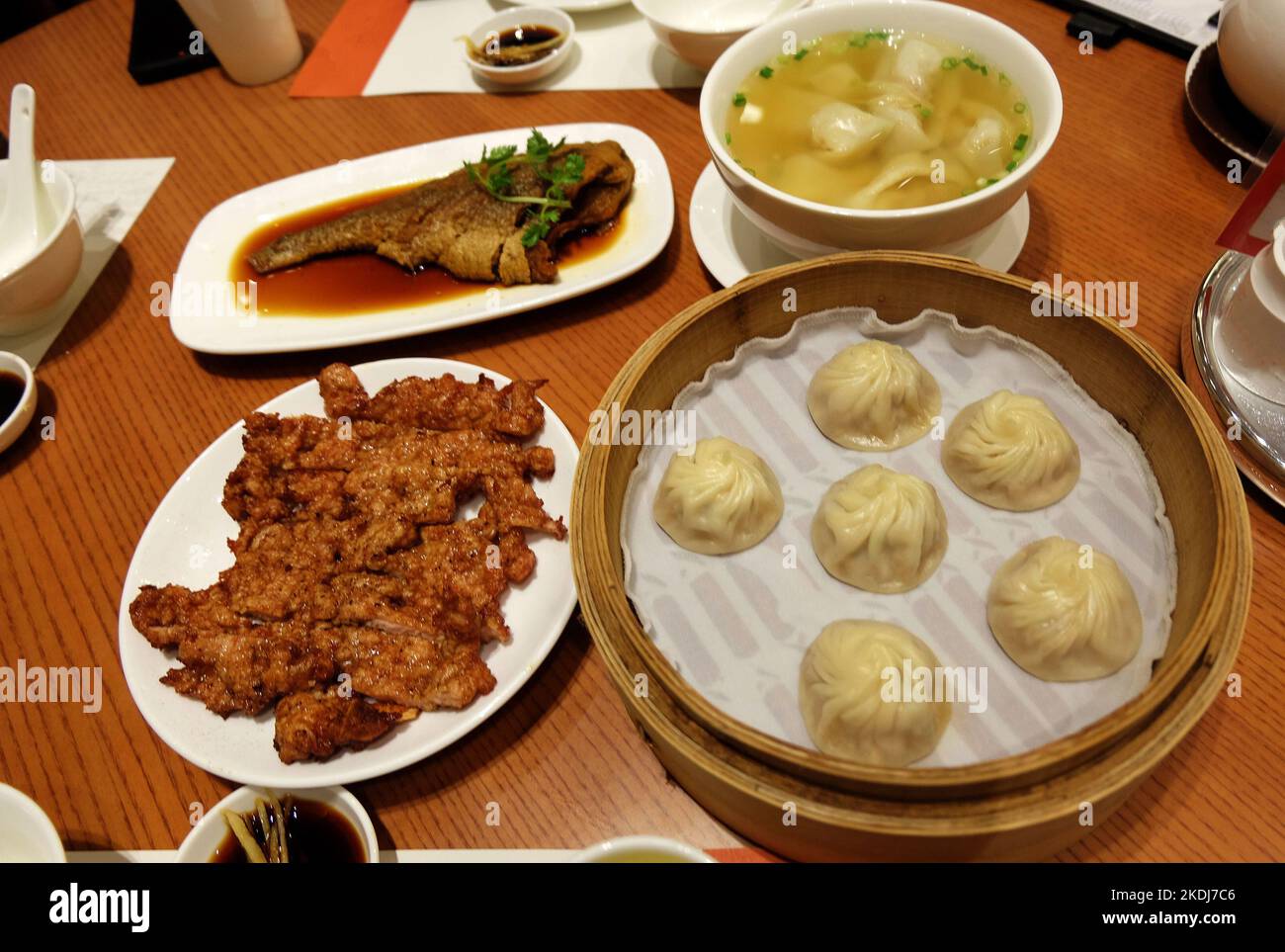 Chinois Dim Sum - porc et poisson frits avec soupe de nouilles wonton et Xiao long Bao (boulettes de porc cuites à la vapeur de Shanghai remplies de bouillon) Banque D'Images
