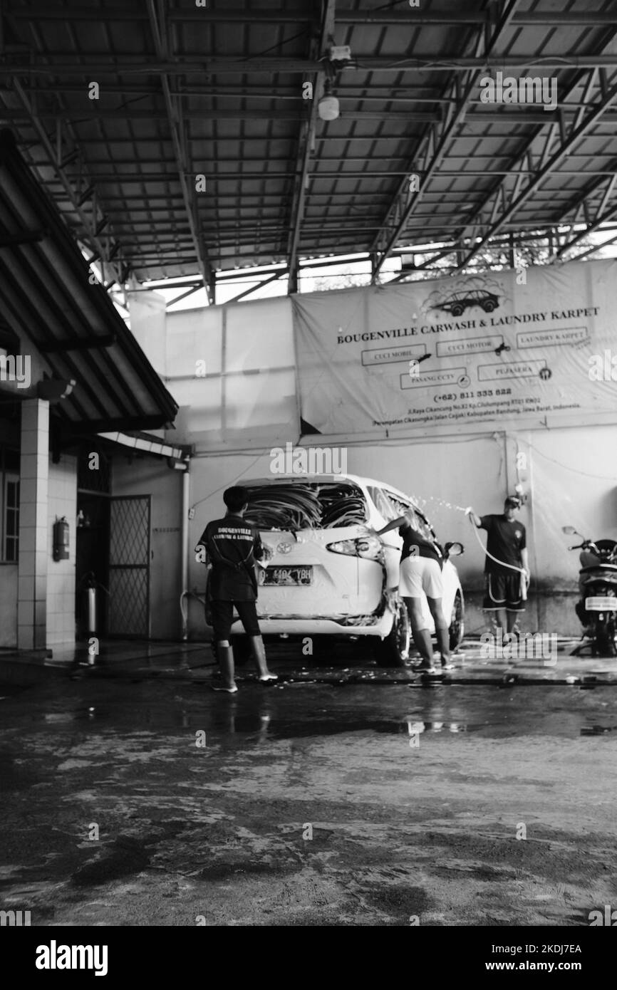 Cikancung, West Java, Indonésie - 24 octobre 2022 : photo en noir et blanc, photo monochrome d'un procédé de lavage de voiture Banque D'Images