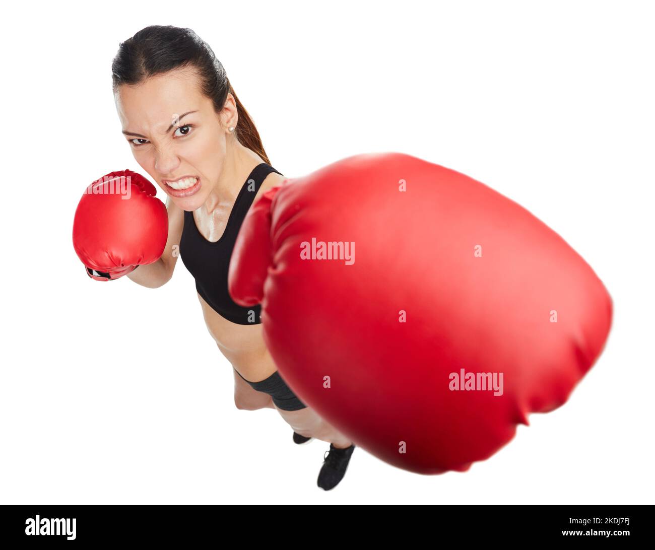 Vous devez tout donner. Portrait en grand angle d'une jeune athlète de boxe féminine sur fond blanc. Banque D'Images