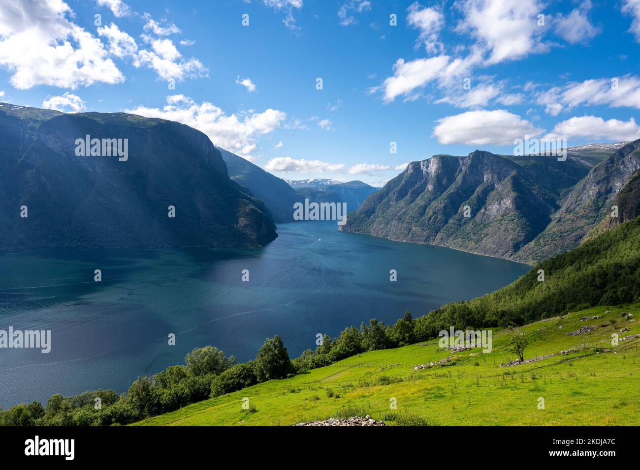 Vue sur le célèbre Aurlandsfjord en Norvège, site classé au patrimoine mondial de l'UNESCO Banque D'Images