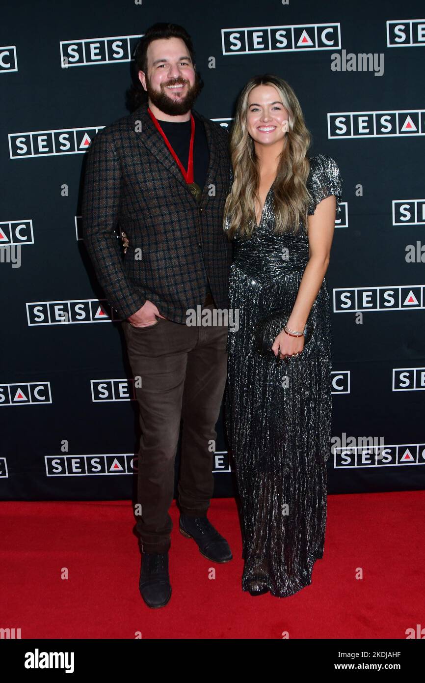 06 novembre 2022 - Nashville, Tennessee - Ben Simonetti, Olivia Simonetti. 2022 SESAC Nashville Music Awards au Country Music Hall of Fame and Museum. Crédit photo: Dara-Michelle Farr/AdMedia/Sipa USA Banque D'Images