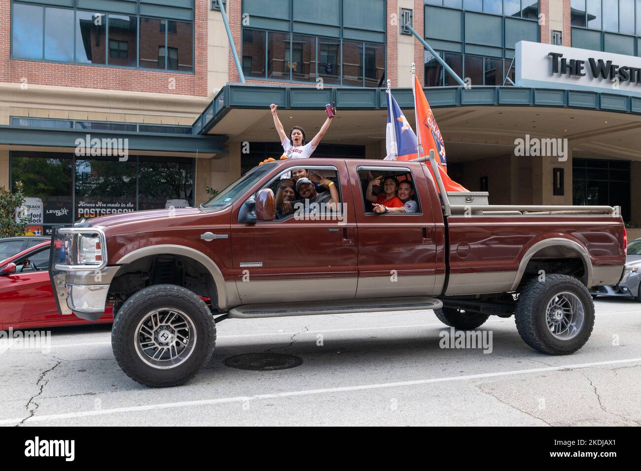 Houston, États-Unis. 06th novembre 2022. Les Houstoniens se rassemblent à minute Maid Park pour célébrer et apprécier la fête de la rue dans le centre-ville de Houston le dimanche, 6 novembre 2022 après que les Astros ont remporté la série de 2022. Les fans étaient en file d'attente pour entrer dans le Team Store et acheter les maillots officiels World Series Champion et memoribilia. (Photo de Jennifer Lake/SIPA USA) crédit: SIPA USA/Alay Live News Banque D'Images